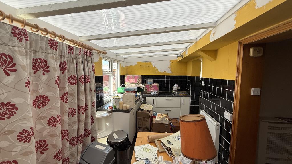 Lot: 140 - SEMI-DETACHED BUNGALOW FOR REFURBISHMENT - Internal image of conservatory